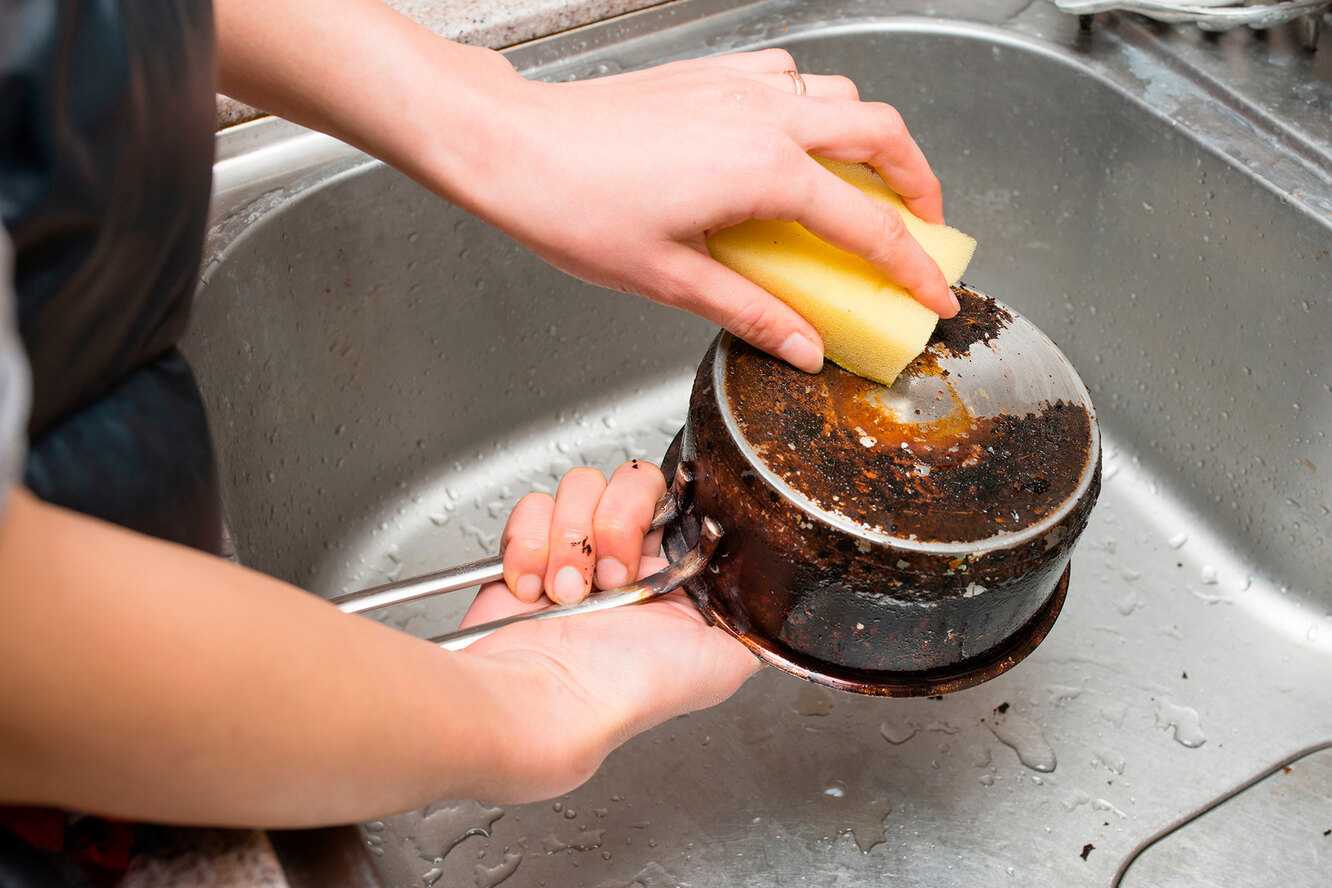 Как очистить пригоревшую эмалированную кастрюлю: 9 средств от налета