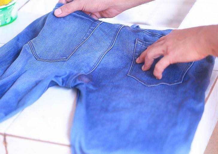 Как отстирать кровь с джинсов: методы удаления свежих и застарелых пятен
