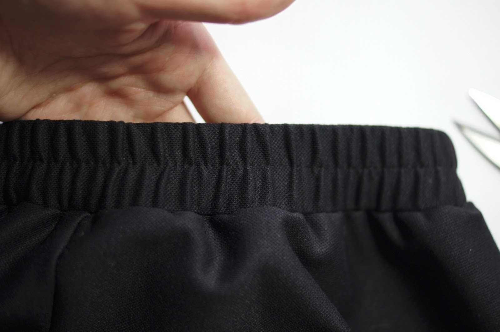 Как пришить резинку к ткани, чтобы она тянулась в платье на талии и брюках