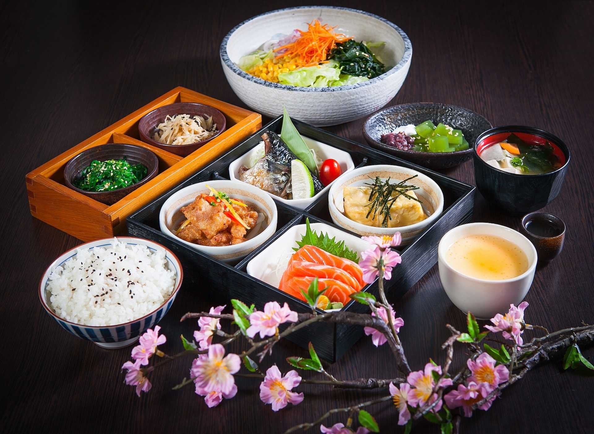 Самые популярные национальные блюда, которые предлагают в ресторанах японской кухни Как они правильно называются, из чего их традиционно готовят, интересные факты по подаче и приготовлению