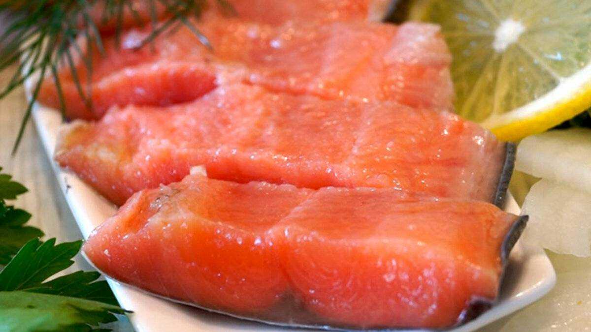 Тем, кто хочет лакомиться бутербродами с деликатесной рыбкой не только на праздники, полезно будет знать, как засолить хребты красной рыбы Сделать это можно очень быстро, используя минимум ингредиентов, а получается вкусно и полезно
