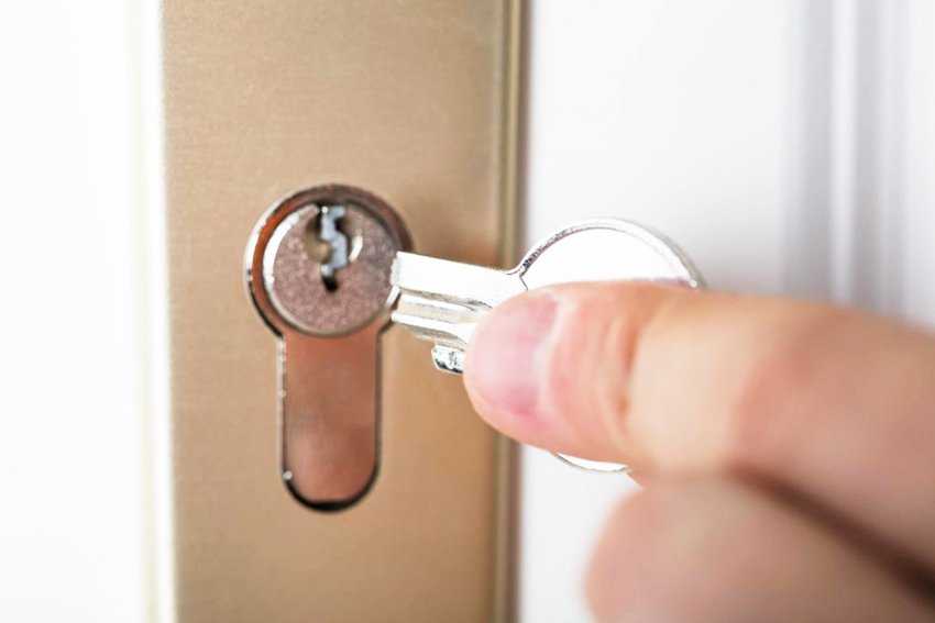 Как вытащить сломанный ключ из замка, что делать, если сломался ключ в личинке замка, как достать из металлической двери