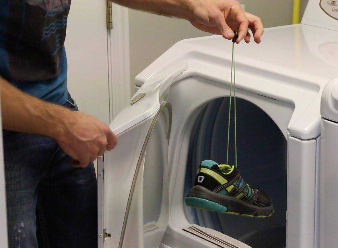 Можно ли стирать в стиральной машине кожаную обувь и как правильно это делать, допустима ли ручная стирка, как сушить изделия из кожи?