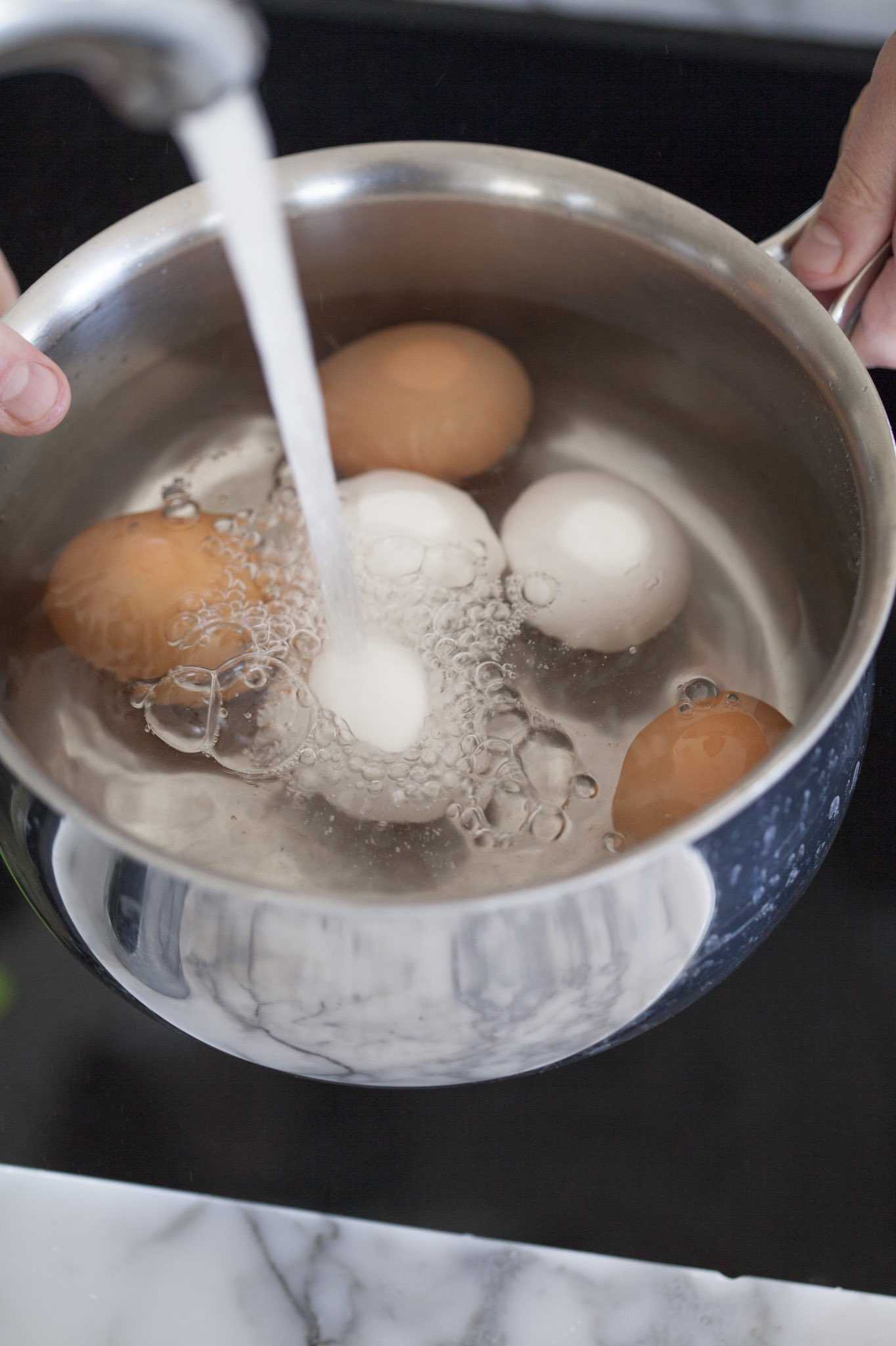Сколько по времени варить яйца после закипания воды - варить.рф