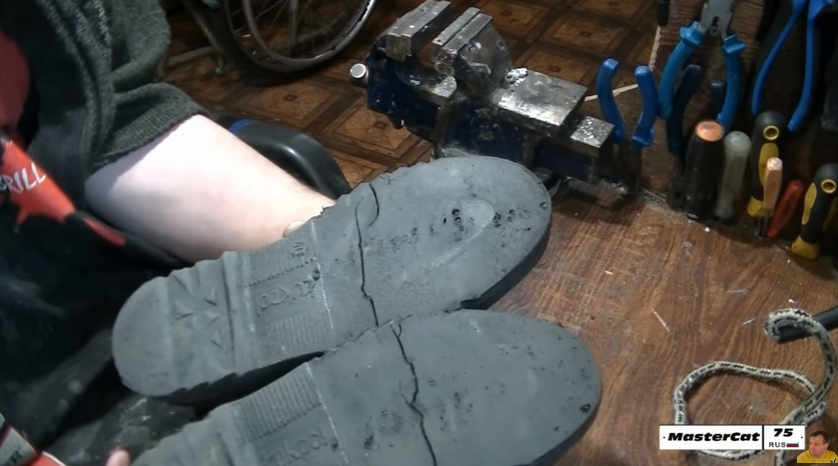 Как заклеить подошву обуви в домашних условиях, если она лопнула, ремонт подошвы своими руками