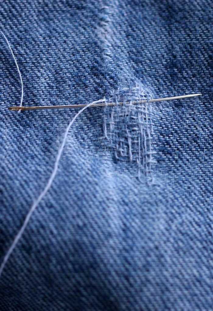 Как зашить дырку на джинсах между ног незаметно на машинке, как заштопать вручную и сделать заплатку