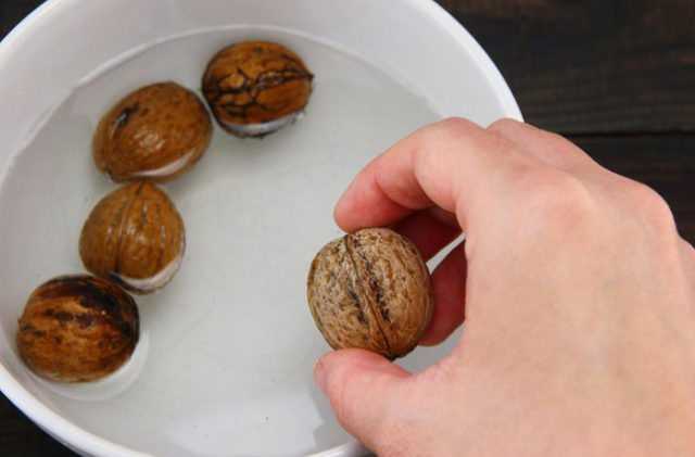 Как чистить грецкие орехи, чтобы ядра остались целыми