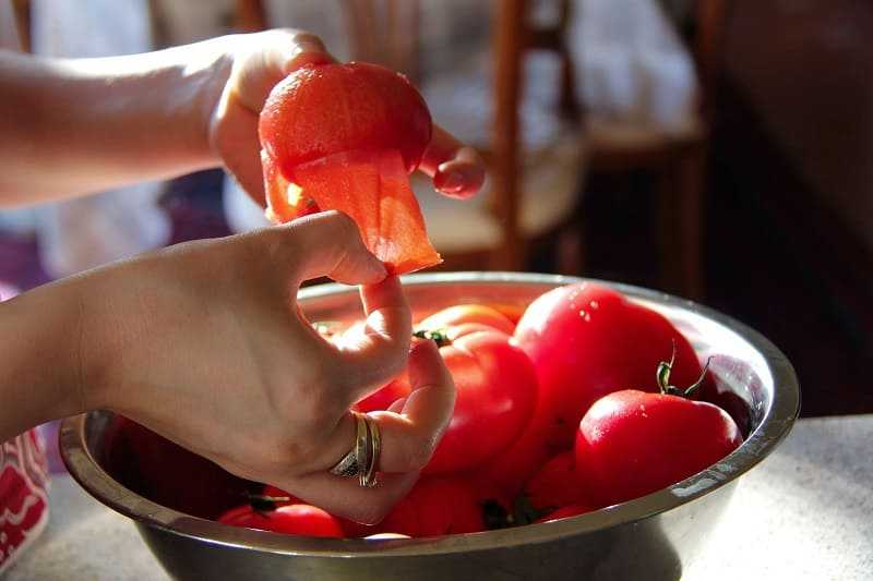 Снять кожуру с помидора сможет каждый: 5 лучших способов