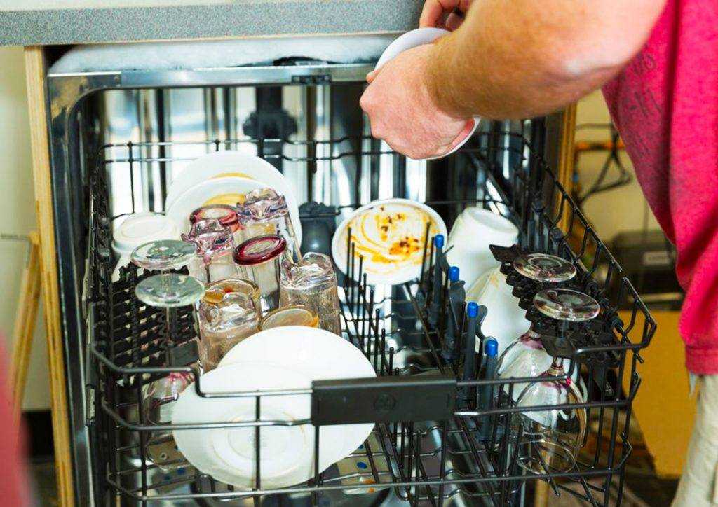 После покупки посудомоечной машины вполне понятно желание попробовать, как она ведет себя в деле Чтобы правильно сделать первый запуск прибора, его сначала запускают в тестовом режиме без посуды