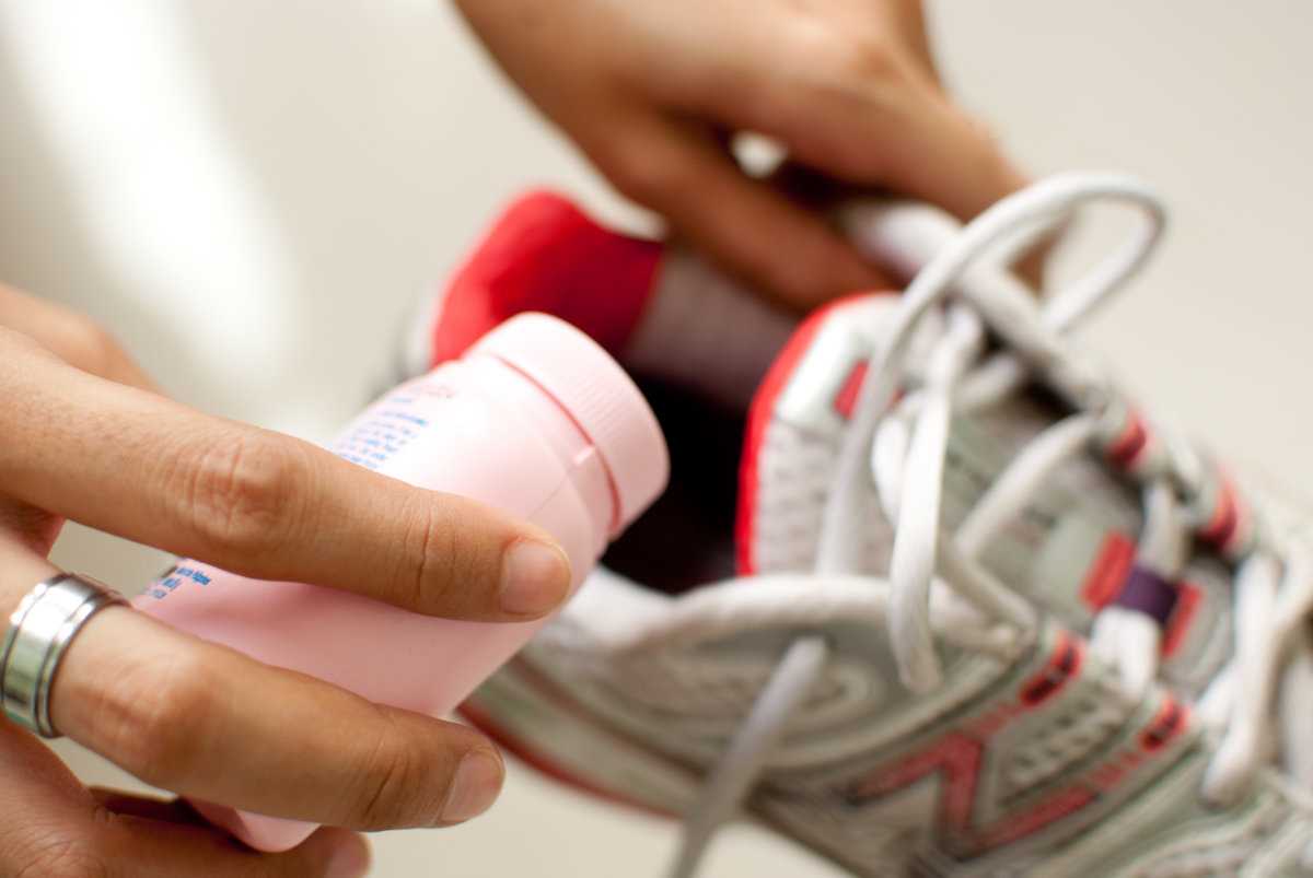 Как избавиться от неприятного запаха в кроссовках, полезные советы