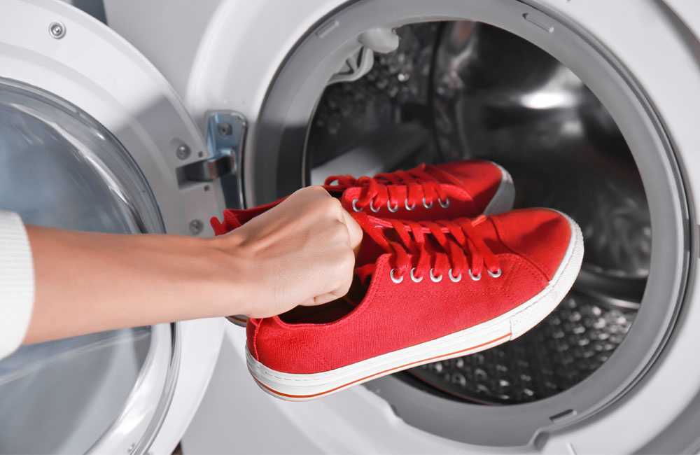 Как постирать замшевые кроссовки, можно ли стирать обувь в стиральной машине?