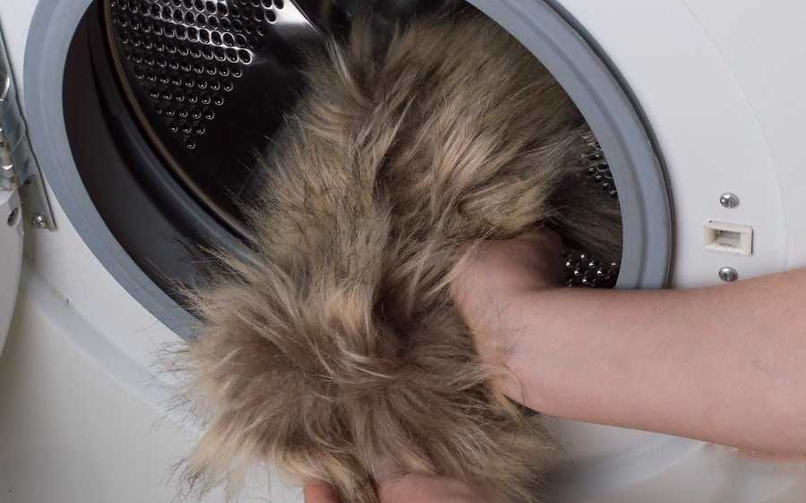 Как постирать шубу из искусственного меха в стиральной машинке и вручную, можно ли и как почистить эко-мех в домашних условиях без стирки?