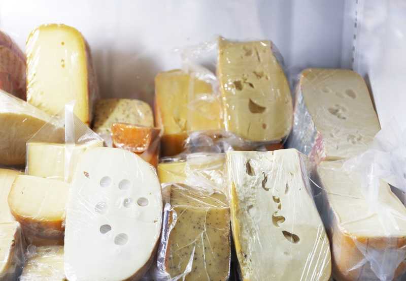 Как нужно хранить сыр, чтобы он долго не портился в холодильнике?