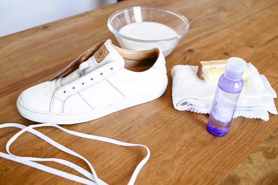 Как почистить обувь внутри?