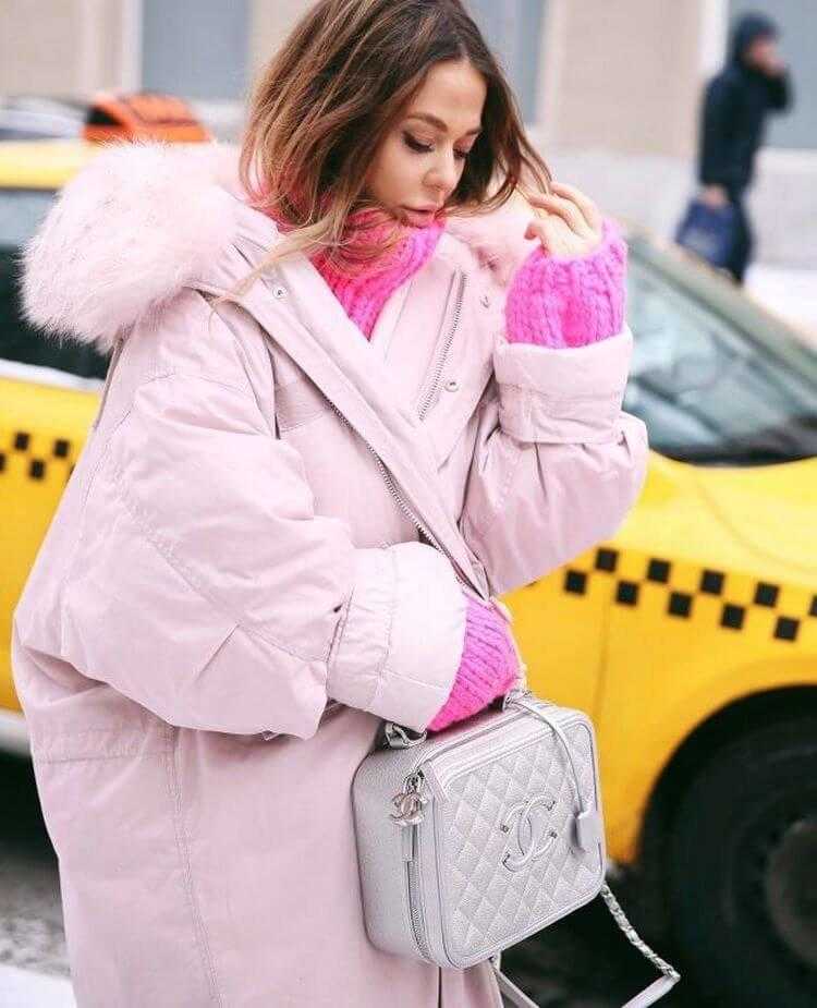 Женское розовое пальто – зимнее, осеннее, нежно, бледно, ярко розовое, какой шарф, обувь, сумка подойдет?