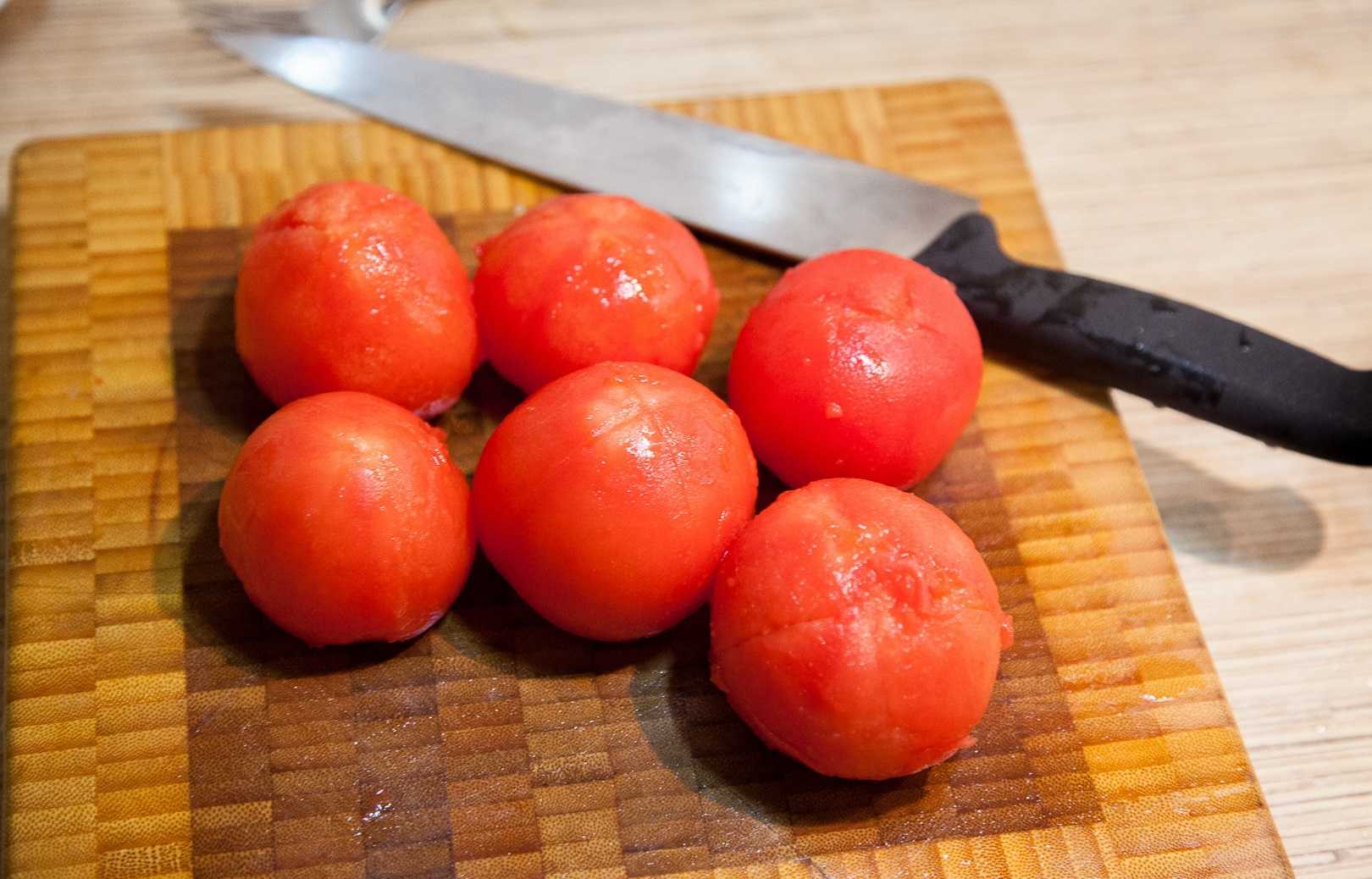 Как быстро снять кожуру с помидора