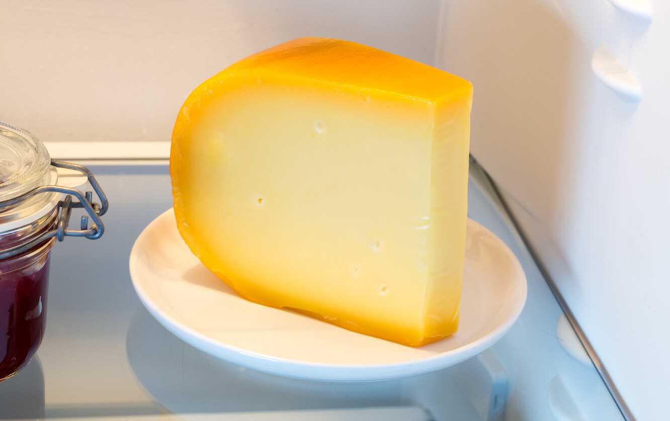 Как правильно хранить сыр в холодильнике?