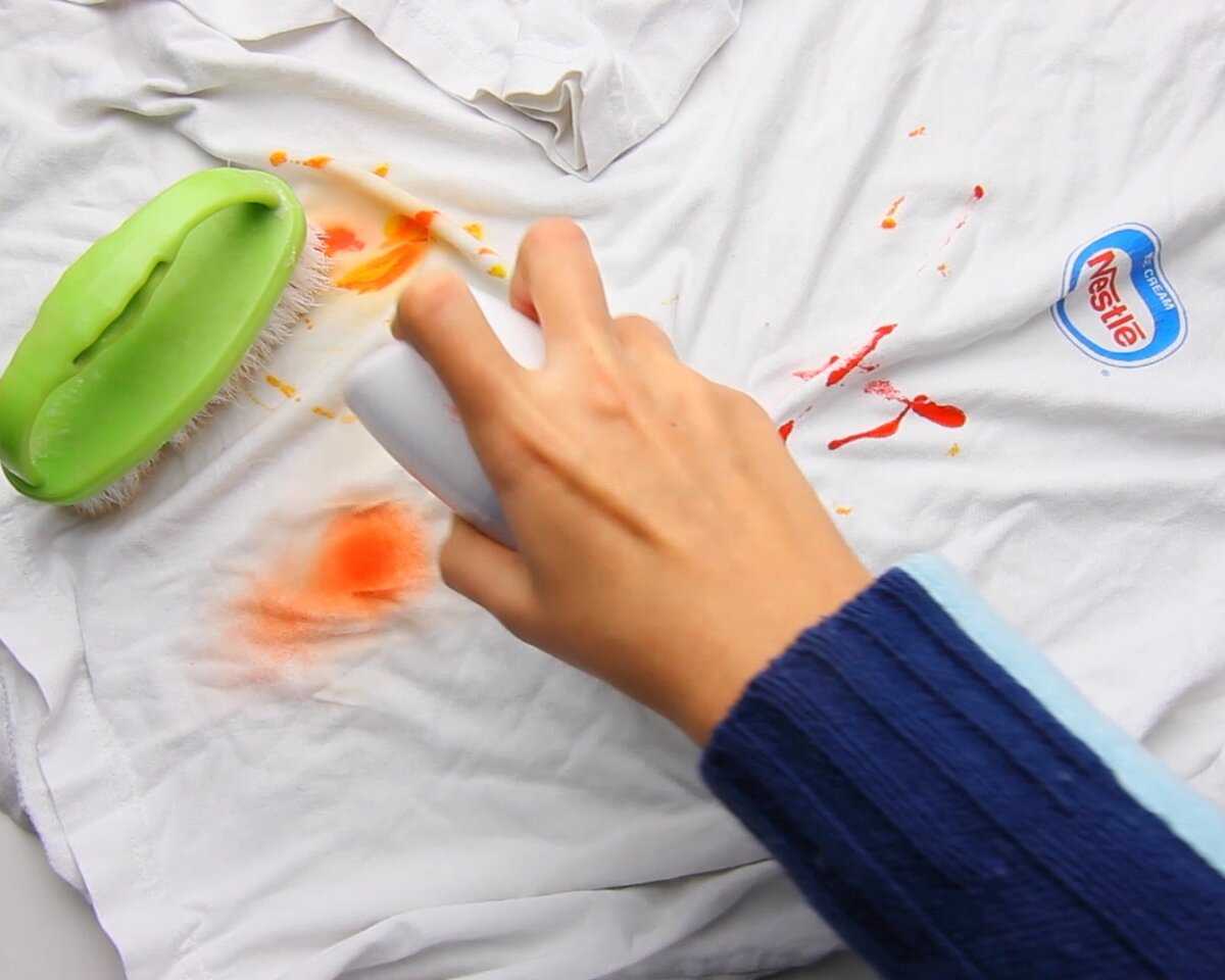 Вывести краску с одежды в домашних условиях достаточно проблематично, из-за этого многие отправляются в химчистку Справиться с такими загрязнениями можно и самостоятельно, главное нужно знать и правильно применять средства, большинство из которых всегда н