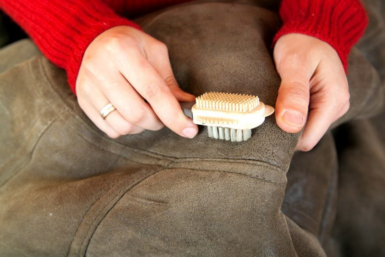 Как почистить замшевую куртку в домашних условиях быстро и эффективно?