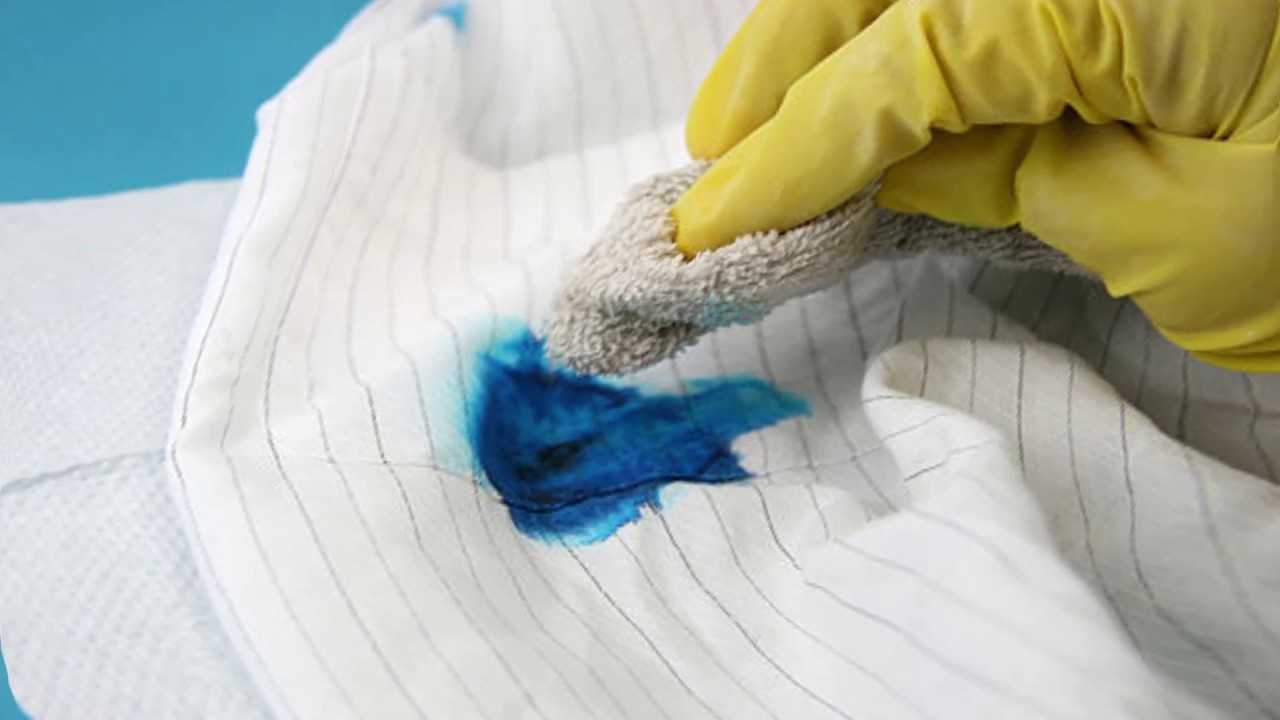 Как отстирать краску для волос: с одежды, ковра, мебели, джинсов, полотенца
