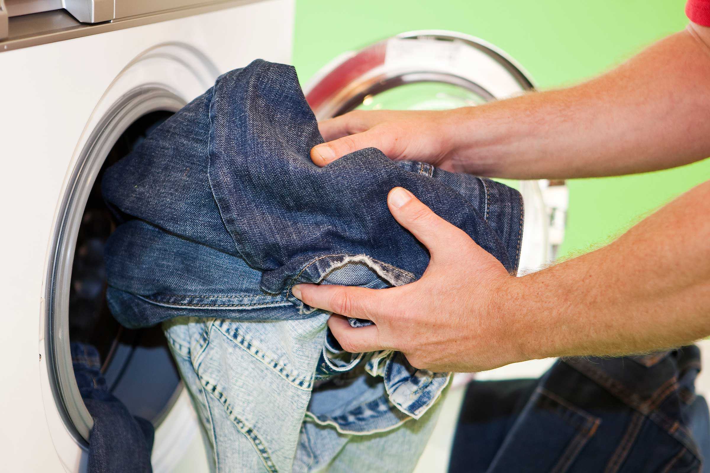 Уменьшить растянувшиеся джинсы можно с помощью стирки при высокой температуре воды и быстрой сушки в сушильном аппарате, а также посредством кипячения, вымачивания и другими способами