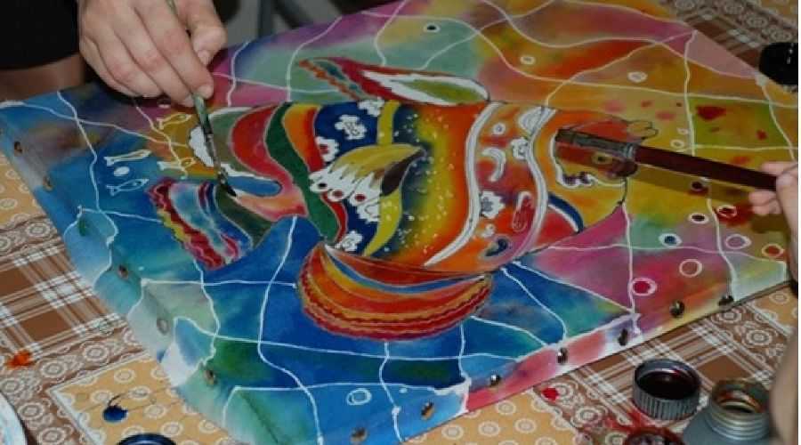 Роспись по ткани акриловыми красками: способы окрашивания и техника выполнения