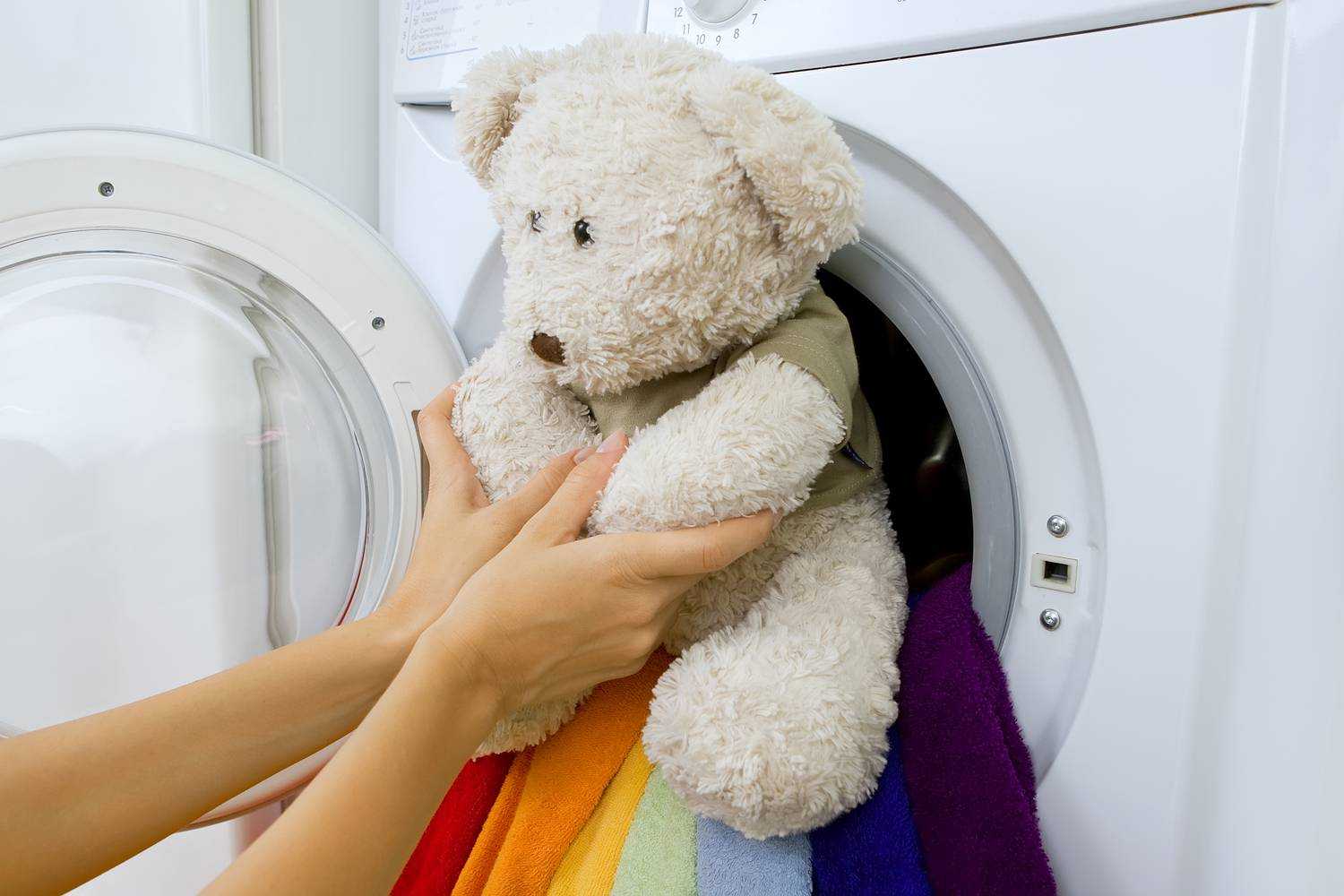Можно ли стирать подушки антистресс в стиральной машине: особенности и правила стирки