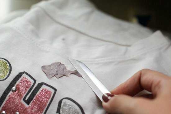 Как можно убрать наклейку с одежды: чем отодрать и как удалить рисунки, чем вывести следы от них