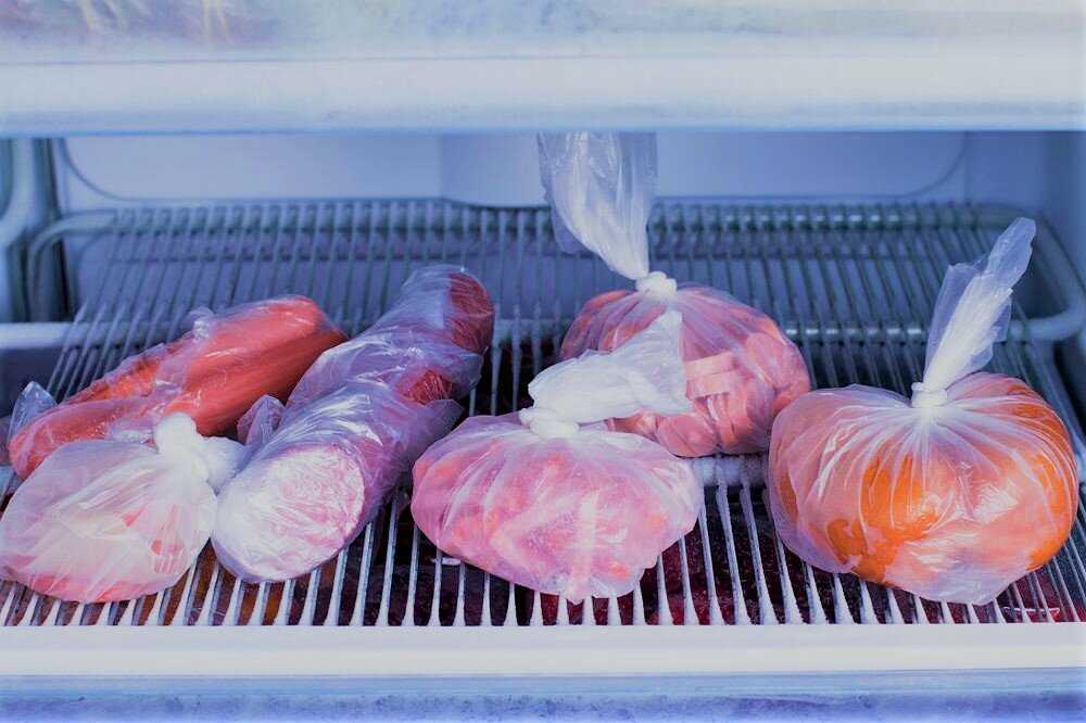 Безопасность продуктов: как хранить сосиски в домашних условиях Сколько можно держать в холодильнике и без него Допустимые сроки годности замороженных изделий Как правильно размораживать