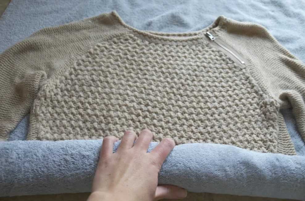 Действенные методы, как растянуть свитер, который сел после стирки