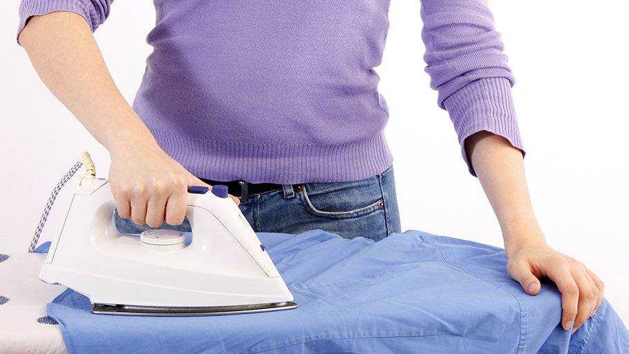 Как убрать пятно от утюга на одежде, ковре и мебели