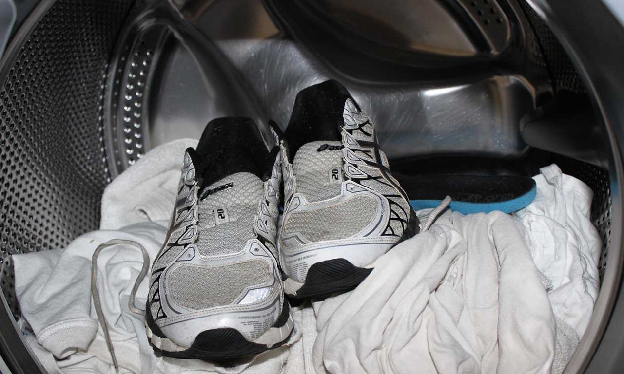 Как правильно стирать кроссовки?