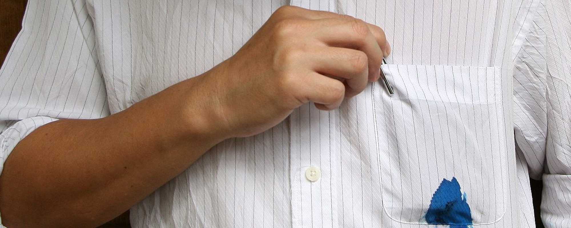 Как вывести чернила с одежды, как отстирать шариковую ручку и пасту на одежде, чем отмыть пятно