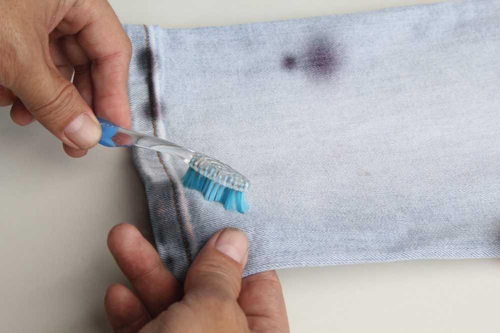 Удаление краски с джинсов, как отстирать не повредив ткань