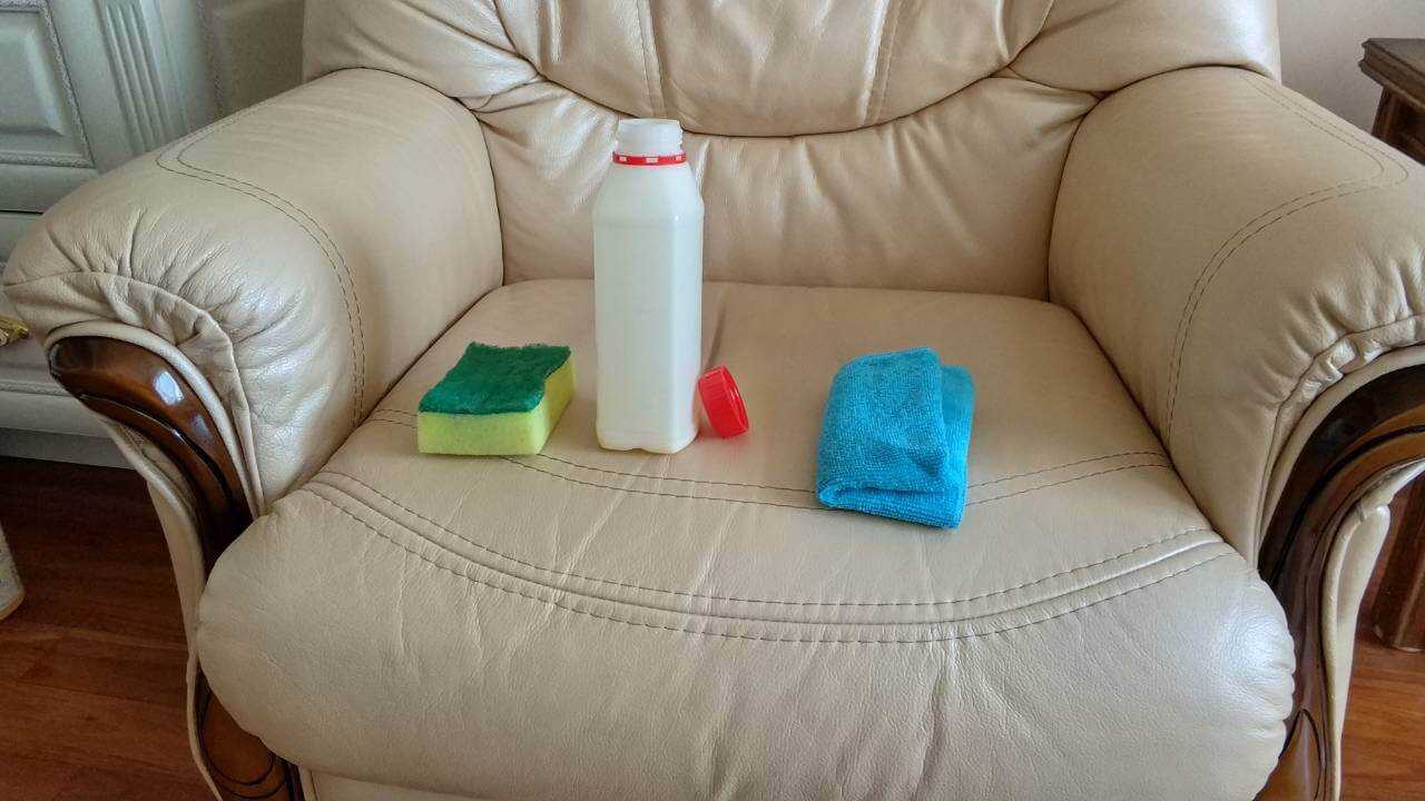 Способы, помогающие очистить диван от пятен 💺