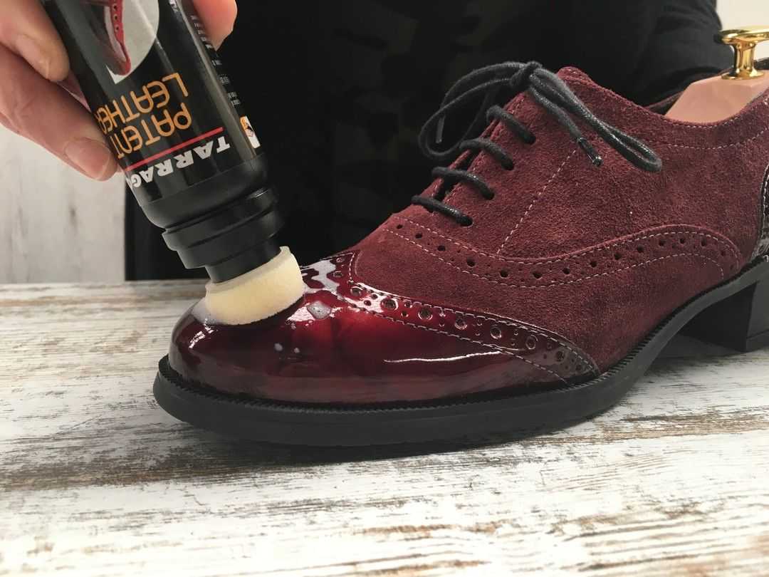 Уход за лакированной обувью отличается от других видов материалов Покрытие, которое делает поверхность глянцевой легко повредить, на сгибах могут появляться трещины