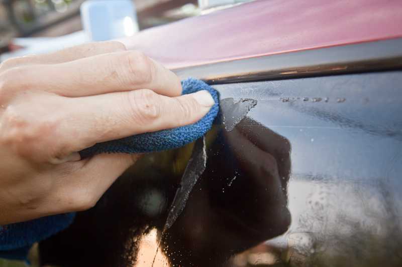 5 безопасных способов снять наклейку со стекла автомобиля