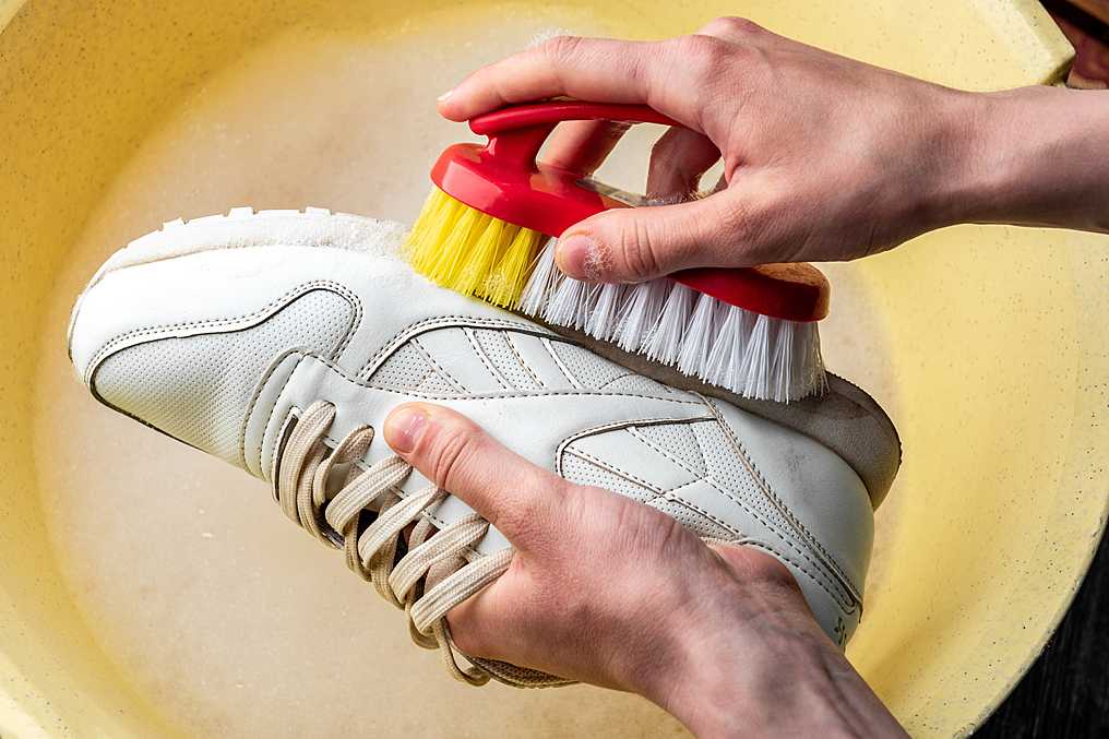 8 способов отмыть белые кроссовки и сделать их как новые
