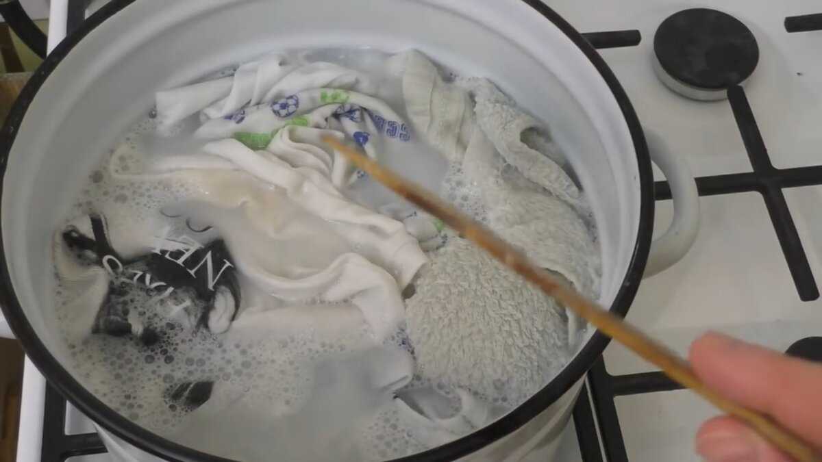 Как стирать белые рубашки: можно ли в стиральной машине (при какой температуре, на каком режиме), как правильно избавиться от пятен в домашних условиях?