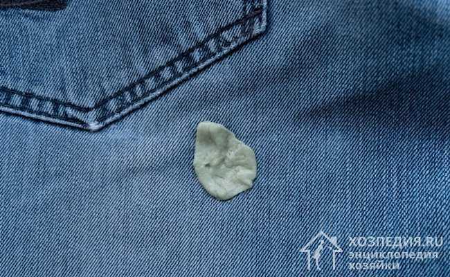 Как убрать жвачку с одежды, в том числе брюк и джинс в домашних условиях, чем отчистить жевательную резинку и удалить без вреда для ткани