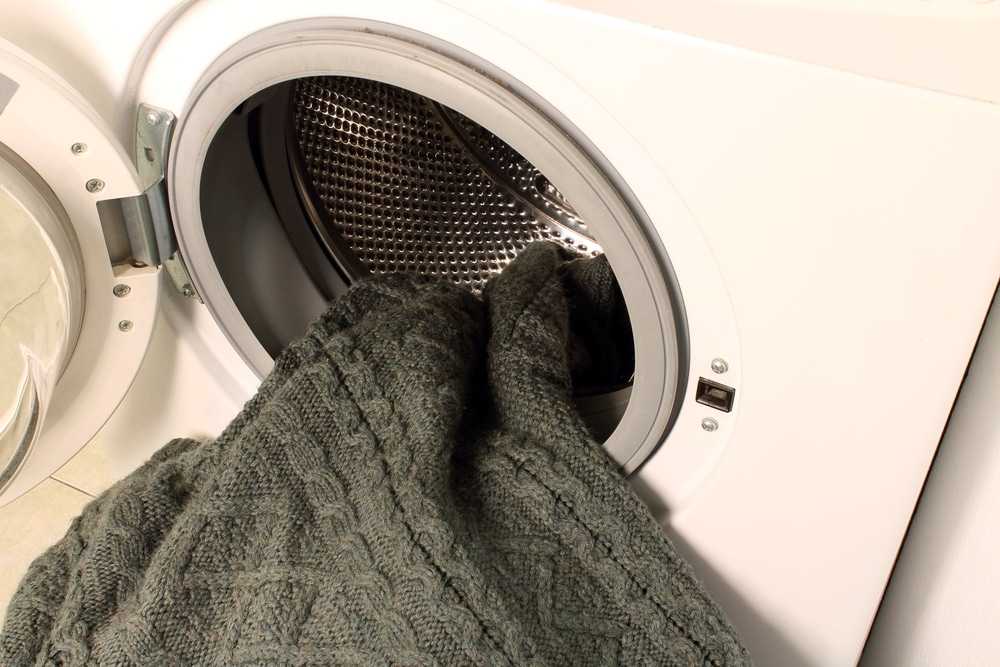 Как стирать вискозу: можно ли в стиральной машине, при какой температуре, дает ли ткань усадку после стирки в горячей воде или растягивается?