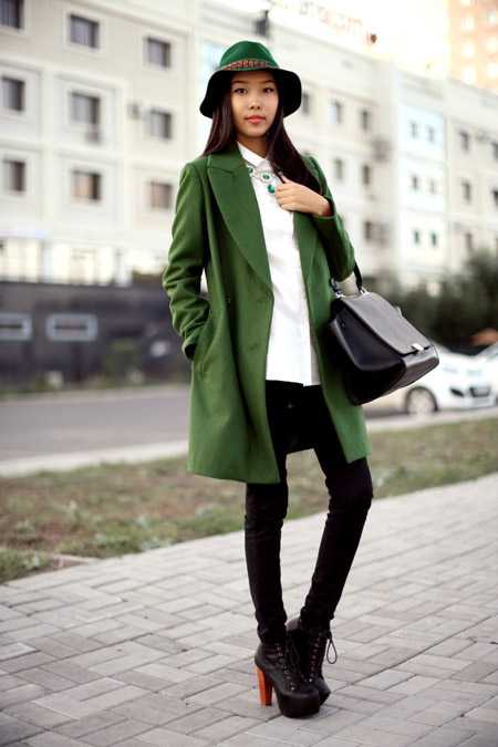 С чем носить зеленое пальто темных и ярких оттенков, фото