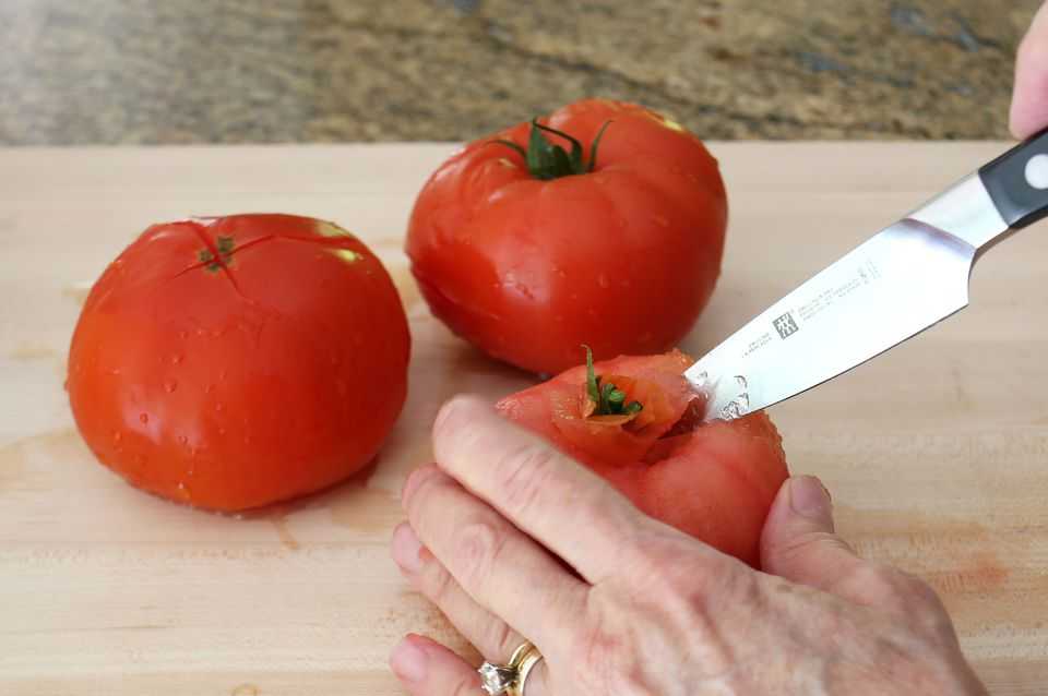 Как снять кожицу с помидоров быстро — кипяток, газ, микроволновка