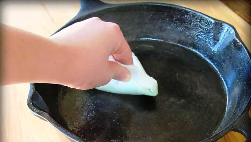 Как почистить эмалированную кастрюлю внутри от желтизны, как отмыть посуду от потемнения и нагара