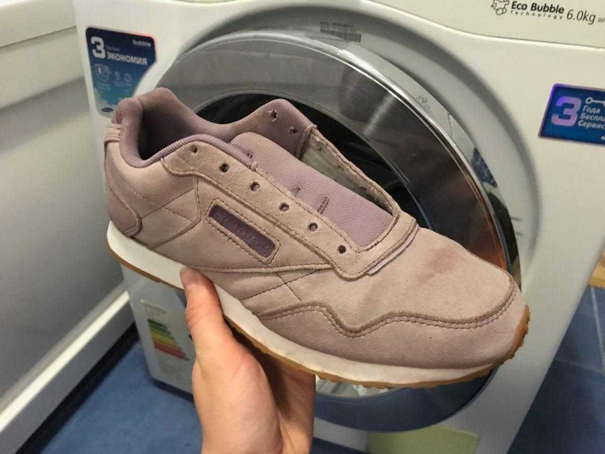 Можно ли стирать замшевые кроссовки в стиральной машине и руками Как эффективно и аккуратно очистить бархатистый материал, чтобы не повредить его фактуру и цвет