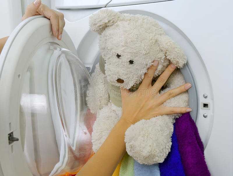 Как стирать мягкие игрушки: при какой температуре, вручную и в стиральной машине