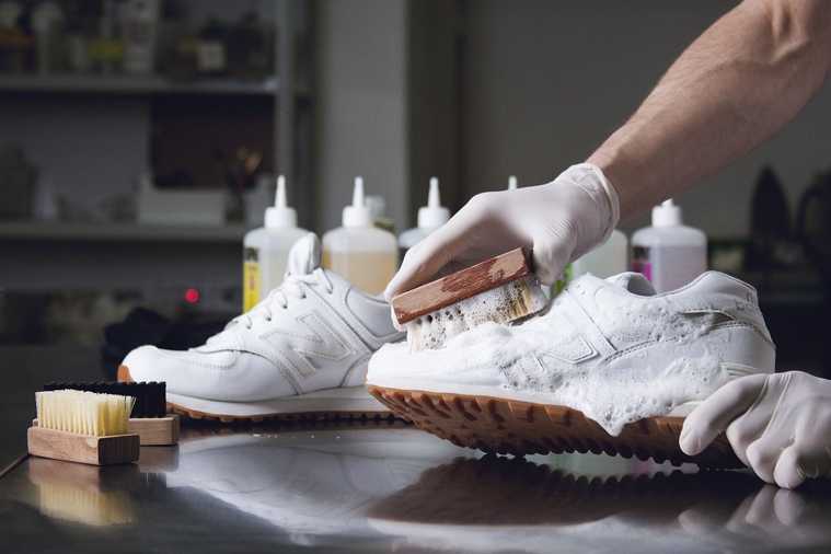 Как покрасить белые кроссовки в домашних условиях