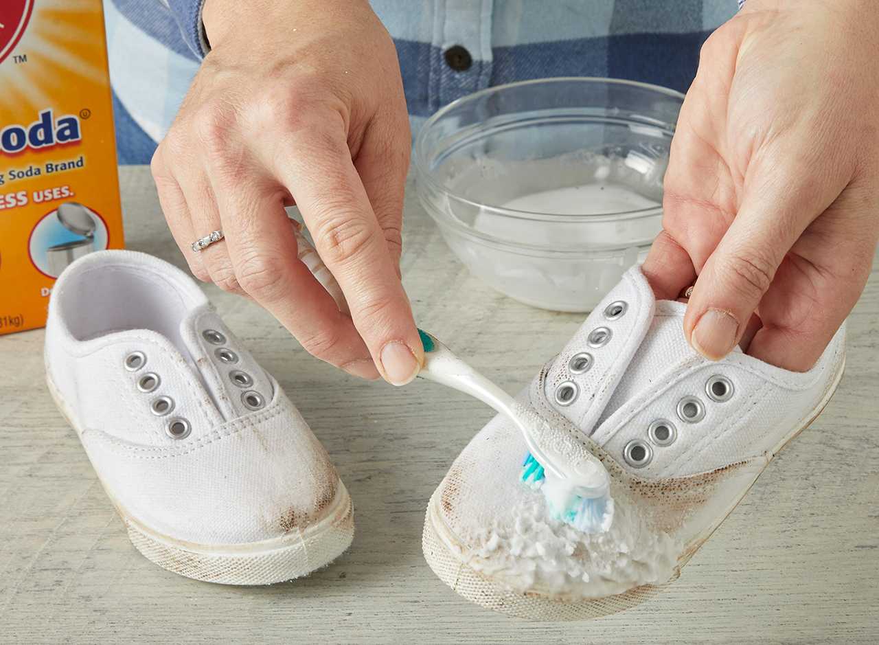 10 способов как почистить белые кроссовки от въевшейся грязи, отмыть подошву, отстирать обувь из ткани