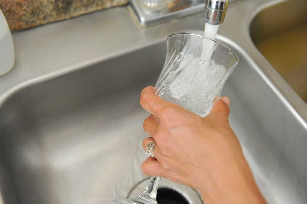 Основные правила ухода за хрусталем Народные способы, помогающие очистить хрустальную посуду, вазы и люстры от желтизны, белых пятен или других загрязнений Средства, используемые для возвращения хрусталю сияния и блеска