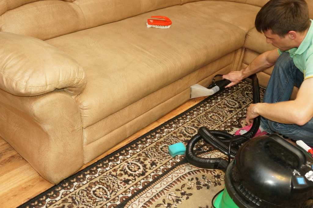 Способы, помогающие очистить диван от пятен 💺